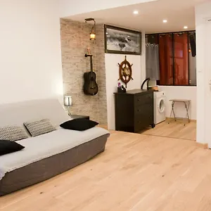 https://le-poilu-40-m2.fr-provencehotel.com
